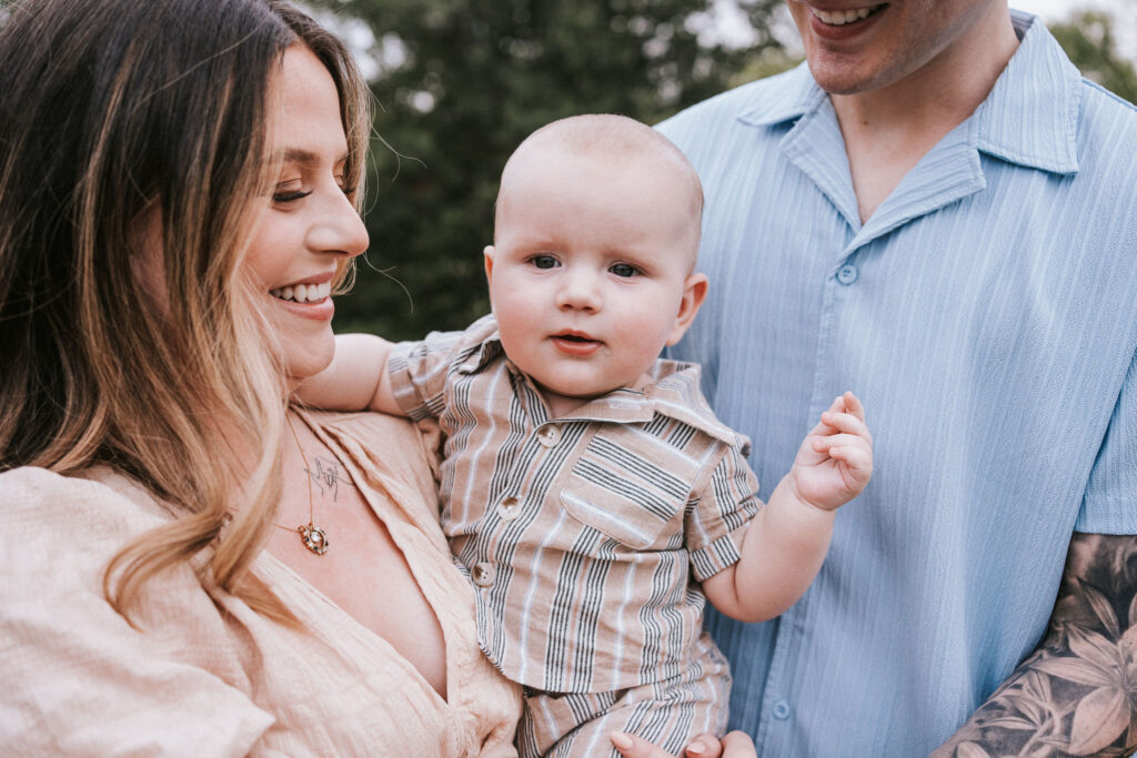 Family in north texas for a photography session in early summer. Takes place in Grapevine Texas